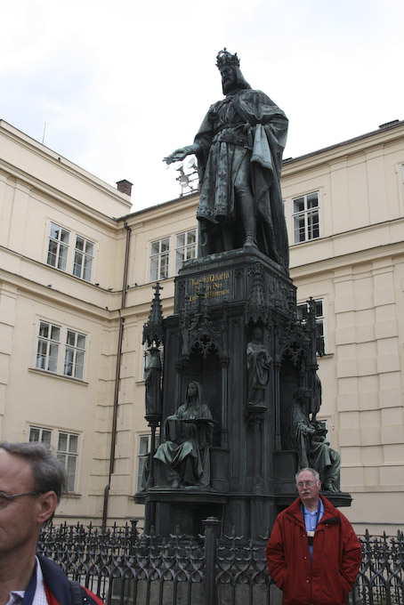 Pragreise (63 von 102).jpg - Das Denkmal Karls IV (Erbauer der Brücke). Ich meine die Figur ganz oben. Der untere mit dem roten Anorak ist der Hermann. Aber es ist nicht das Hermannsdenkmal. Das steht ganz woanders...